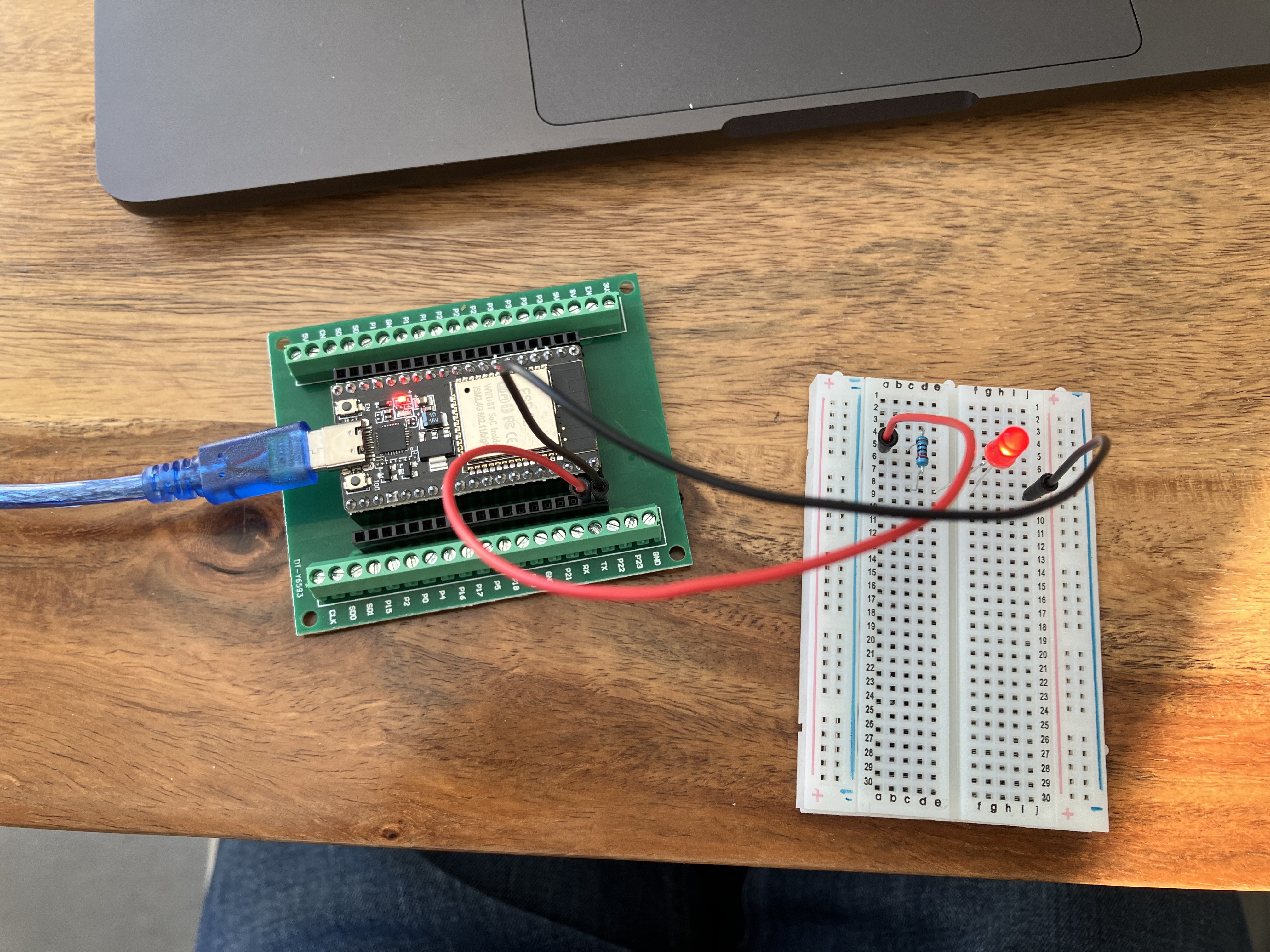 Premier montage LED sur breadboard avec ESP32.