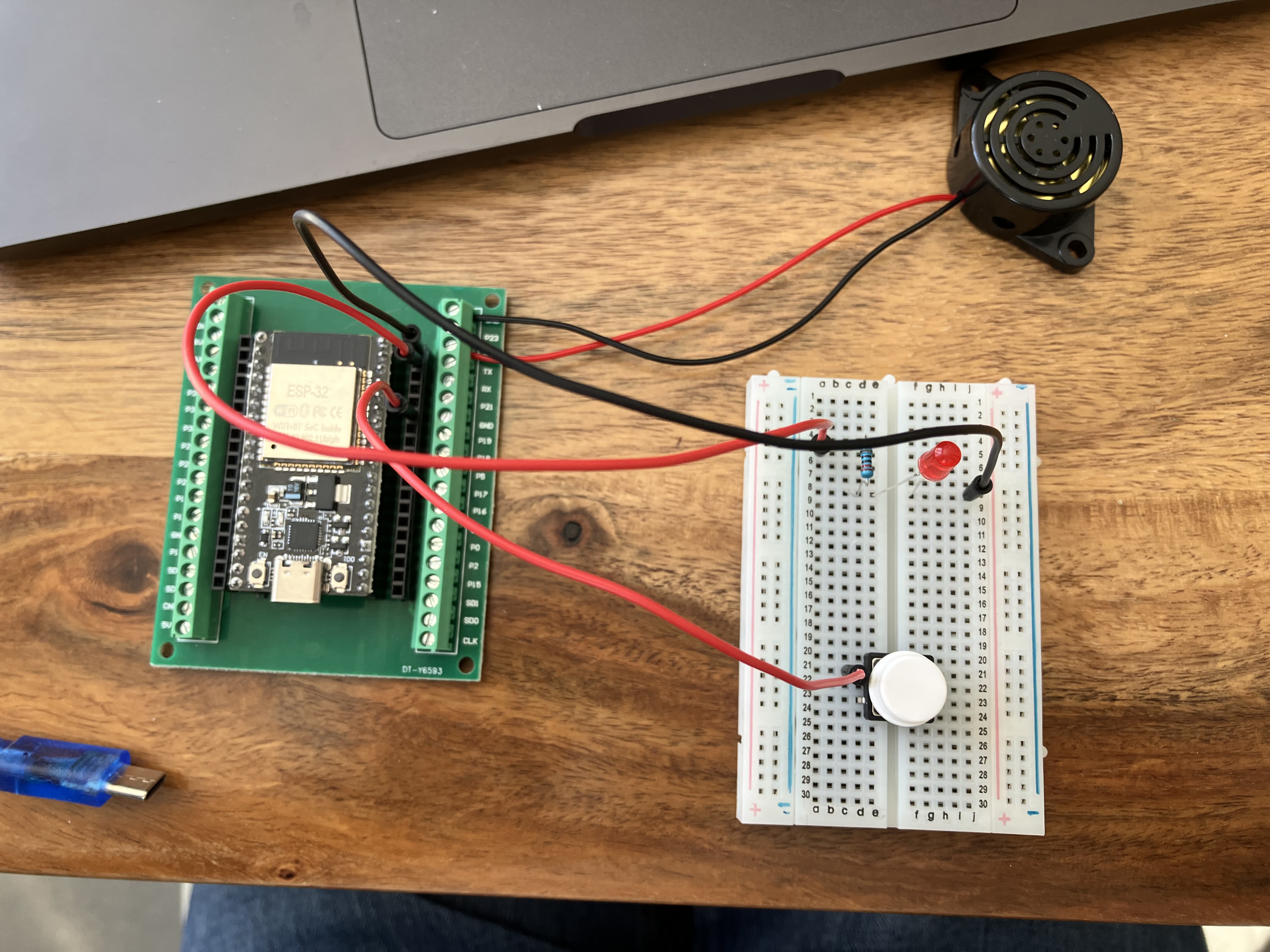 Montage avec bouton, LED et buzzer branche a l'ESP32.